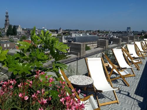 Sundeck chairs on a roof terrace